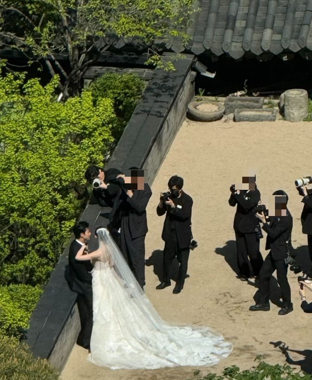 옥택연 비공식 결혼식, 중국 관광객 몰카 논란